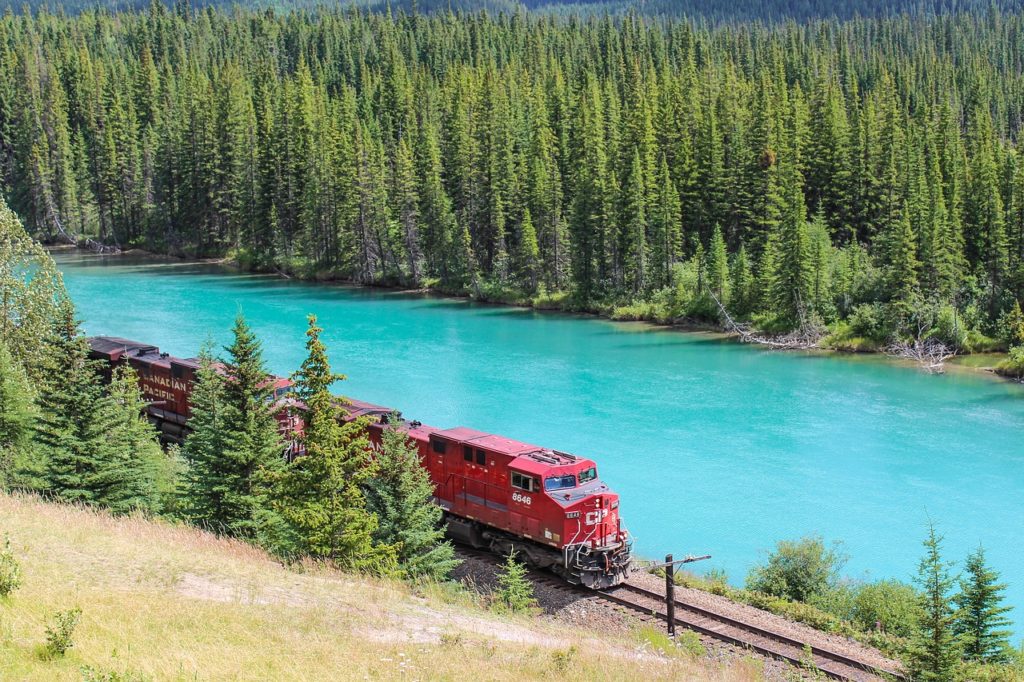 Train Engine Bow River Banff  - dennisflarsen / Pixabay