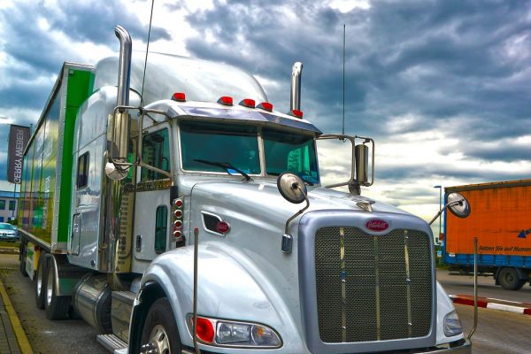 Truck Hdr Logistics Transport Usa  - zarapp / Pixabay